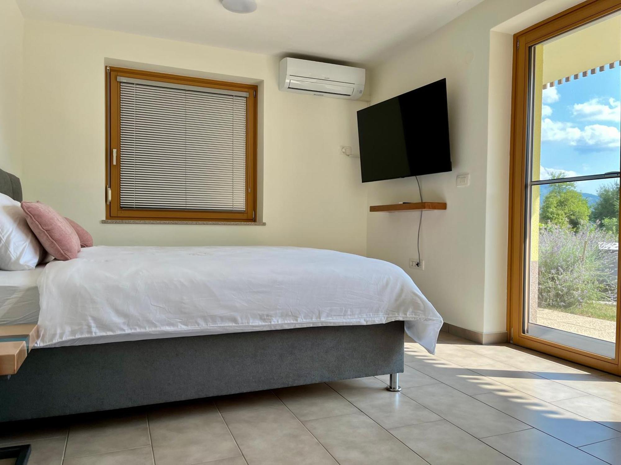 Cozy & Chic - Apartment With A Private Patio Кобарід Екстер'єр фото