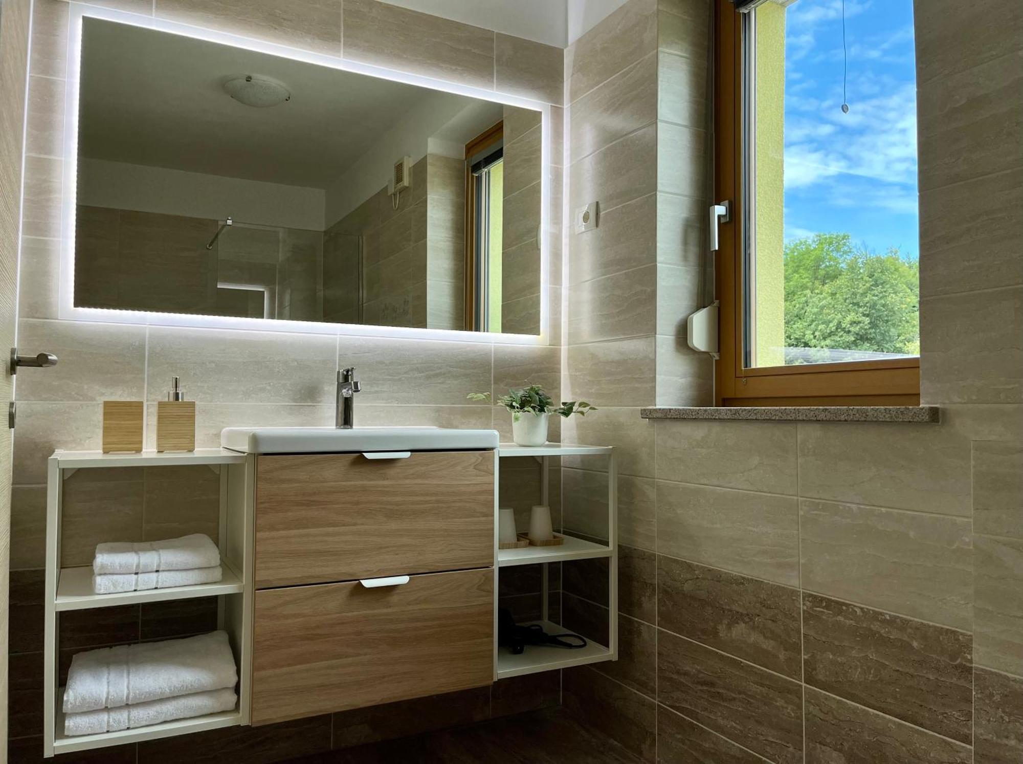 Cozy & Chic - Apartment With A Private Patio Кобарід Екстер'єр фото