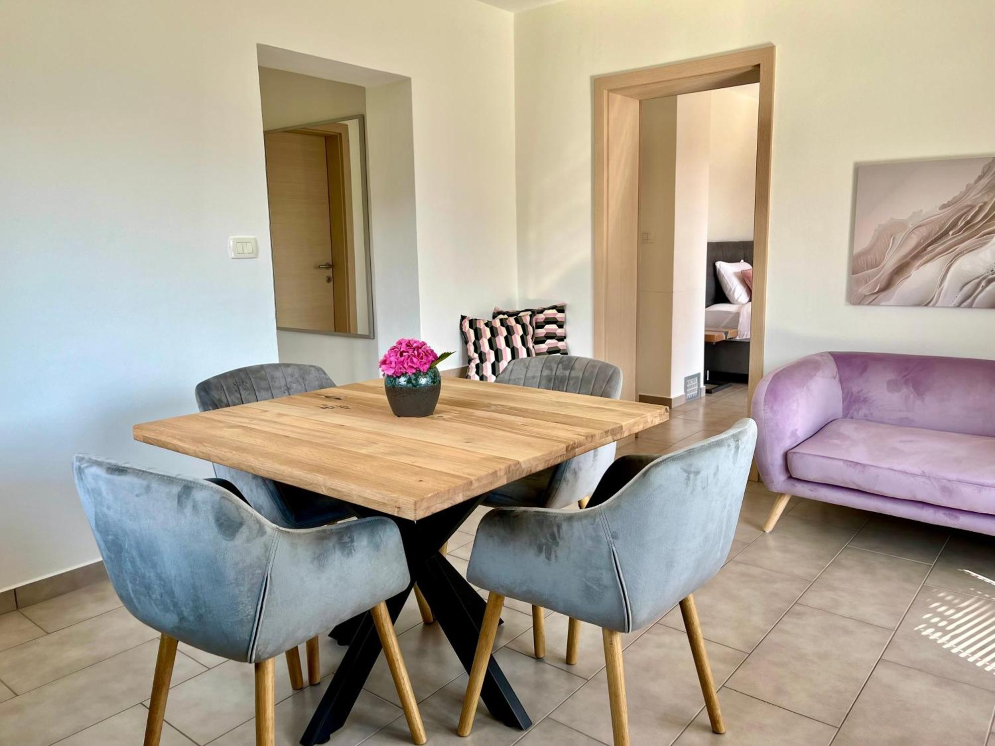 Cozy & Chic - Apartment With A Private Patio Кобарід Екстер'єр фото